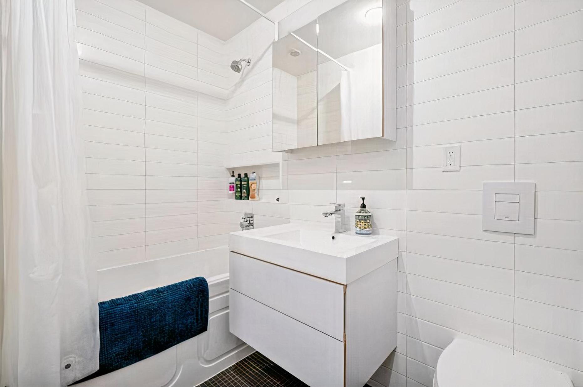 Modern, Bright & Central 1-Bed Downtown Apt Close To Rogers Arena Vancouver Exterior photo